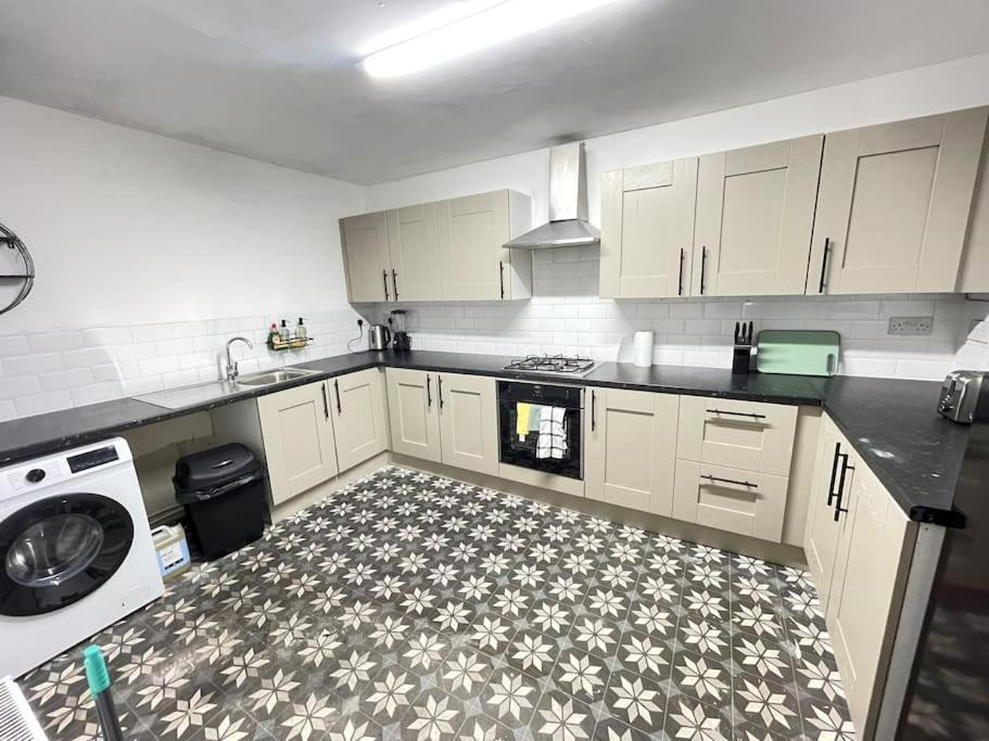 30 Percent Off Weekly Stays - 6 Bedroom House - 11 Beds Blackpool Exterior photo